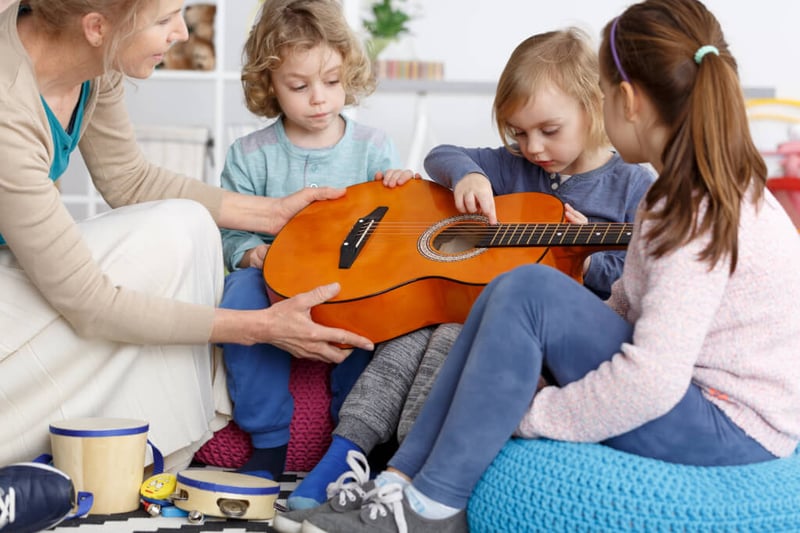 Kinder in Kita MV lernen Gitarre Kreativitätspädagogik